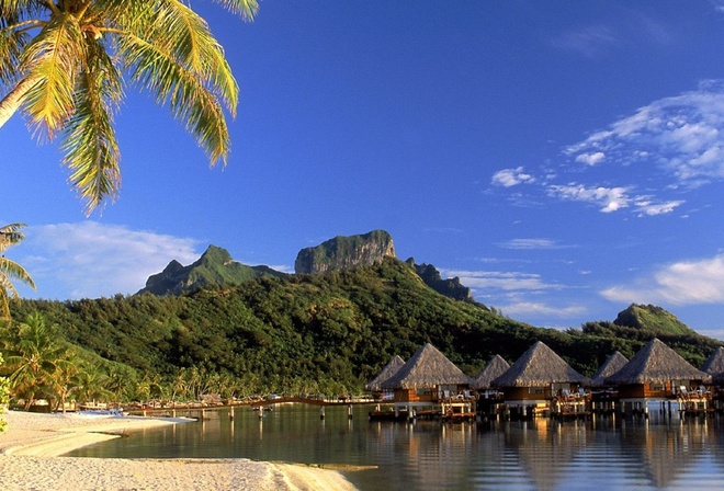 Полинезия. курорт, отдых, пляж, вода, небо, пальмы, горы, небо, зелень, домики, красота
