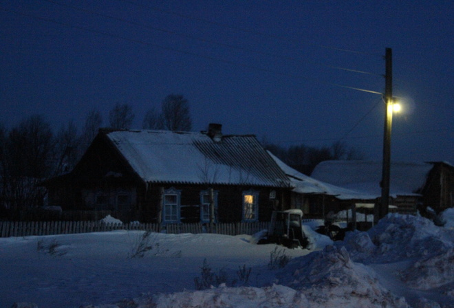 ночь, село, зима, сугробы, дом, окна, свет, столб, фонарь