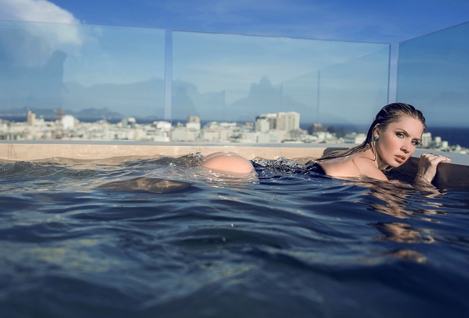 Ana Carolina Madeira, попка, взгляд, бассейн, вода