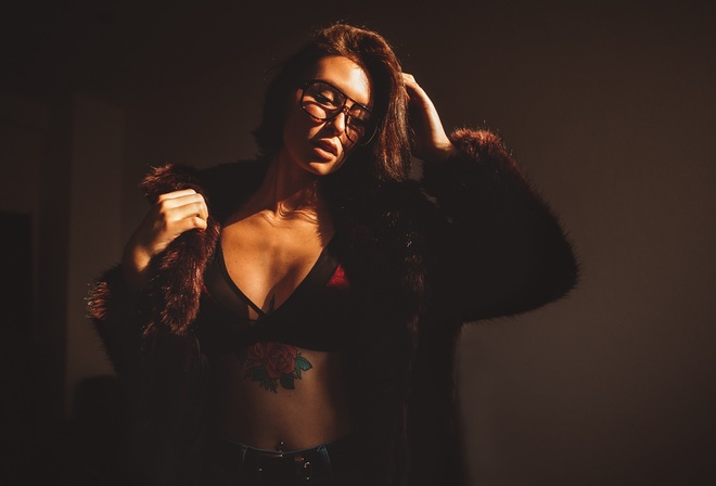 women, tanned, portrait, glasses, pierced navel, fur, black bras, belly, women with glasses, Sebastian Heberlein