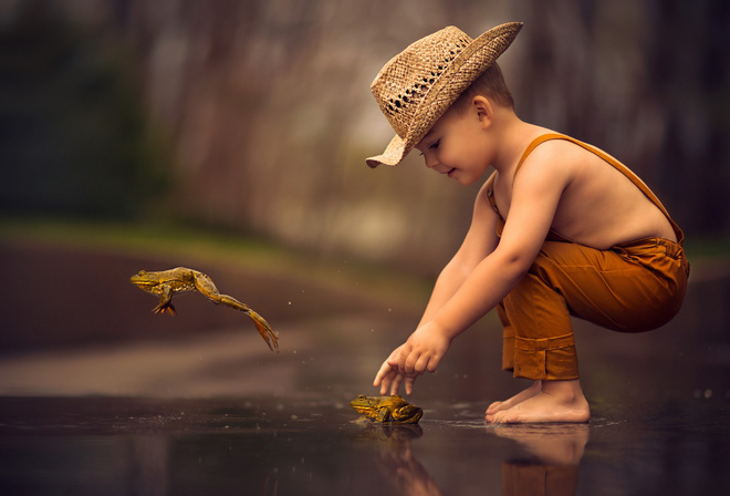 Jake Olson, ребёнок, мальчик, шляпа, брюки, природа, вода, лягушки, игра