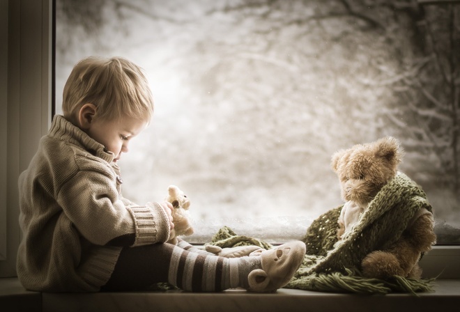 iwona podlasinska, ребёнок, малыш, мальчик, окно, подоконник, зима, игрушка, мишка, шарф