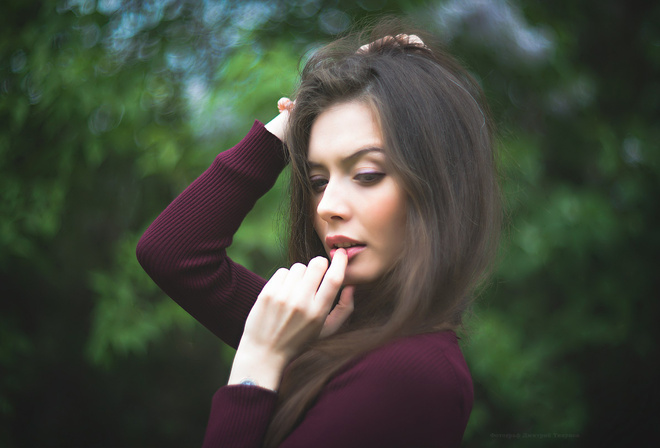 women, depth of fieldf, inger on lips, face, portrait