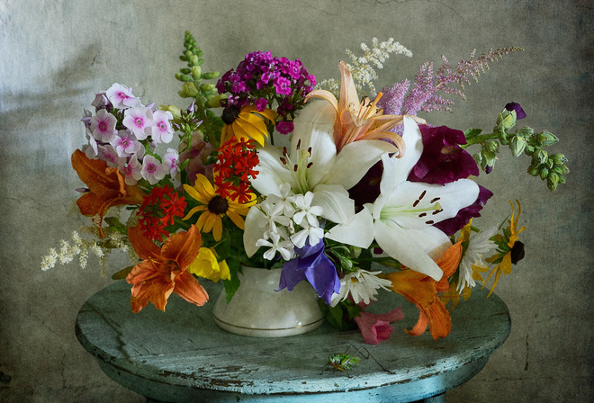 Nikolay Panov, столик, ваза, цветы, лилии, рудбекия, гвоздика, флокс, астильба, мальва, ромашки
