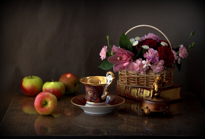 Наталья Кудрявцева, натюрморт, корзинка, цветы, орхидея, розы, гвоздики, маргаритки, чашка, фрукты, яблоки, плоды, фигурка, ангел