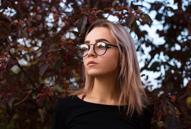 women, portrait, dyed hair, women outdoors, women with glasses, depth of field, eyeliner, looking away