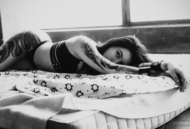 women, Andrey Popenko, tattoo, in bed, black lingerie, eyeliner, handcuffs, monochrome