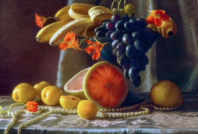Anastasia Soloviova, столик, ткань, вазочка, фрукты, бананы, гроздь, ягоды, виноград, сливы, грейпфрут, цветы, настурция, бусы, ожерелье, жемчуг, натюрморт