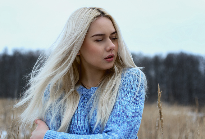 women, blonde, portrait, women outdoors, arms crossed, depth of field