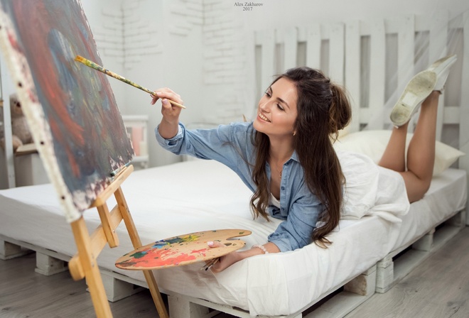 девушка, рисует, длинные волосы, на кровати, Alex Zakharov, Александр Захаров
