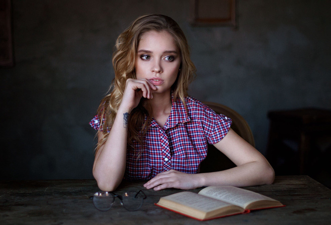 women, blonde, portrait, dress, books, women with glasses, table, sitting, brunette