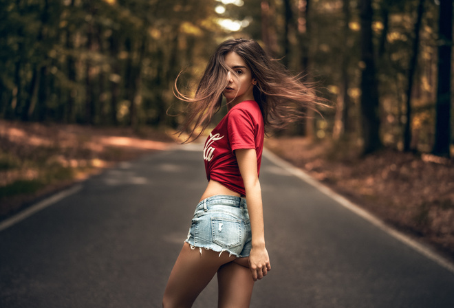 women, Martin Kuhn, ass, T-shirt, jean shorts, road, portrait, hair in face, trees, women outdoors, depth of field, Sara Tessitore