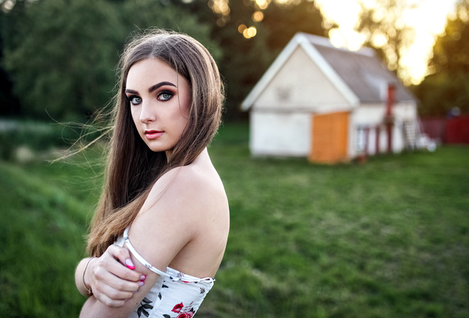 women, bare shoulders, portrait, women outdoors, depth of field, bokeh, grass, painted nails