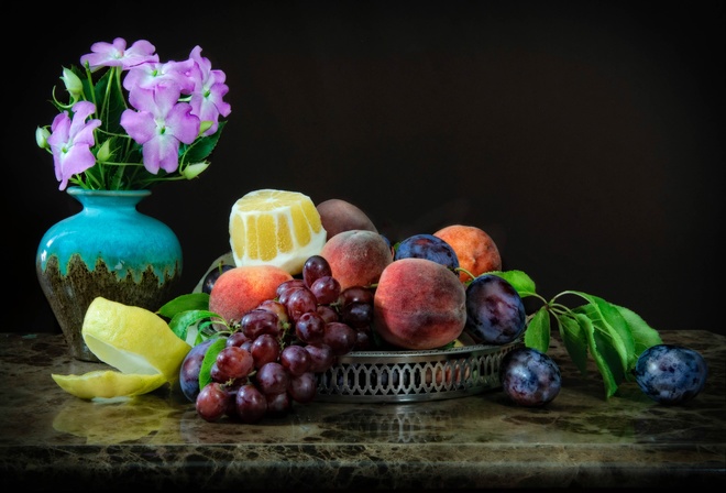 виноград, сливы, фрукты, натюрморт, ягоды, персики, лимон, кожура, цветы, ваза
