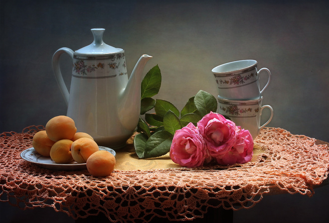 Ковалева Светлана, натюрморт, стол, салфетка, тарелка, фрукты, абрикосы, цветы, розы, чашки, пара, чайник, кофейник