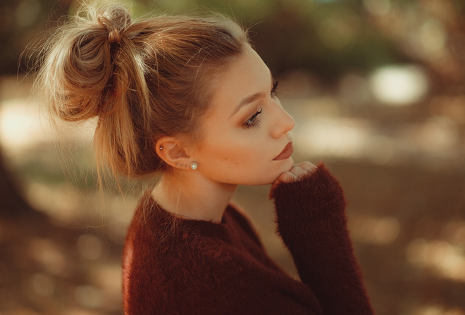 women, portrait, blonde, hairbun, bokeh, sweater