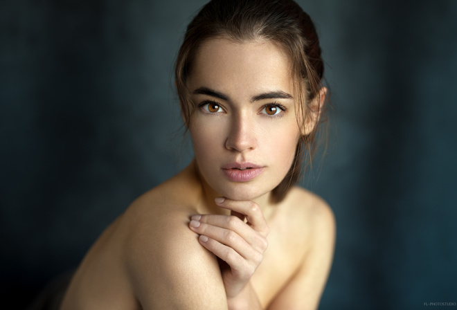 women, Lidia Savoderova, Lods Franck, portrait, simple background, brown eyes, pink lipstick