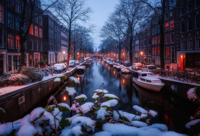 Нидерланды, город, зима, свет, снег, огни, фонари, утро, Амстердам, канал, дома, лодки, велосипеды