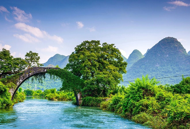 Китай, лето, горы, зелень, трава, деревья, река, арочный мост, старый мост, небо