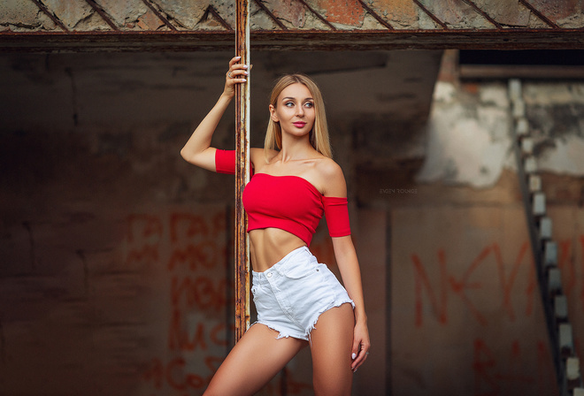 women, brunette, jean shorts, skinny, bare shoulders, looking away