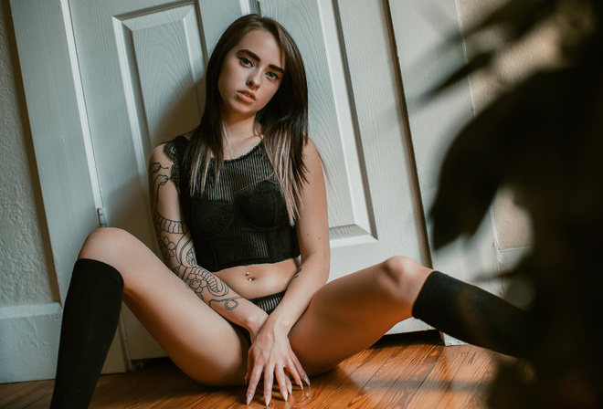 Vyne, suicide girls, brunette, room, green eyes, blue eyes, ass, tattoo, wooden floor, Wooden door, black lingerie, boobs, beautiful brunette, panties, lingerie, black panties, model