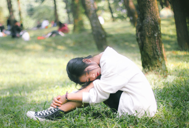 Girl, beauty, Vietnam, Phuong Linh, VuNguyen2020, Red lipstick, black hair, pine hill, sneakers, vintage, hunched over