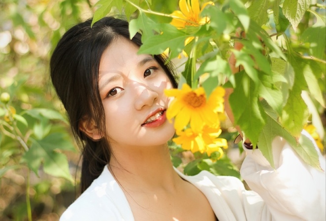 Girl, beauty, Vietnam, Phuong Linh, VuNguyen2020, Red lipstick, black hair, pine hill, vintage, flowers, sun flower, smile
