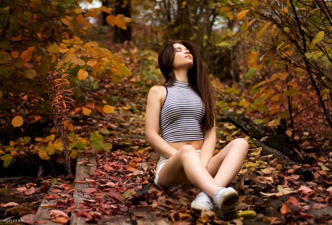 autumn, nature, model, brunette, shorts, sneakers, T-shirt, sitting, women, women outdoors, belly