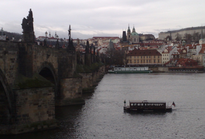 Прага, город, дома, старина, мост, река, речной катер