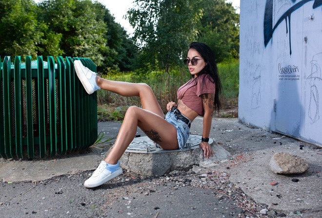 women, Sergey Pak, sitting, jean shorts, sneakers, sunglasses, tattoo, brunette, women outdoors, belt, watch, T-shirt