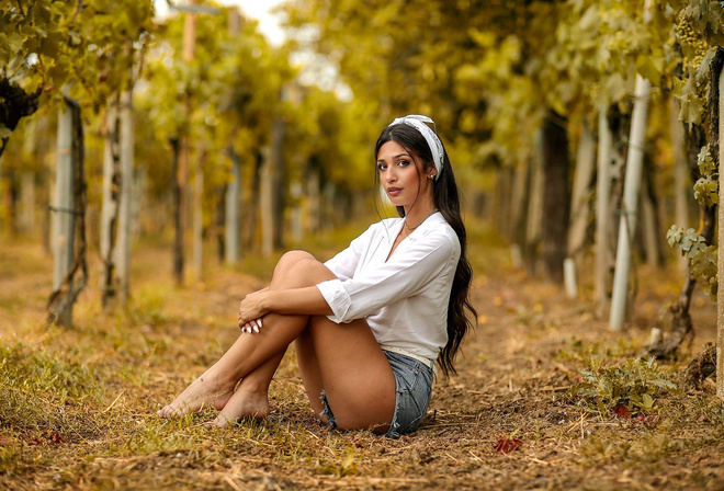 девушка, модель, фотограф, Alessandro Di Cicco, длинные волосы, ноги, шорты, виноград