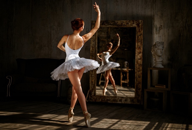 балерина, стройная, поза, зеркало, тёмный фон