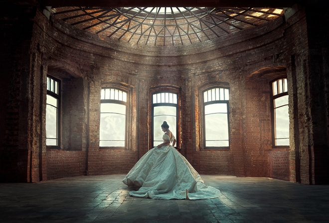 фотограф Фотов Ренат, интерьер, длинное пышное платье, модель - невеста