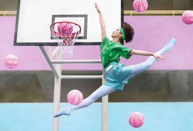 Hong Kong, Ballet, dancers on basketball