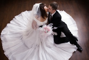 невеста.жених. поцелуй, свадебное платье, букет