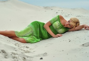 белый песочек, блондинка в зеленом, умиротворенный вид