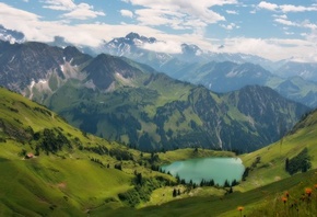 тайное озеро в горах, зеленые горы, вершинки в облаках
