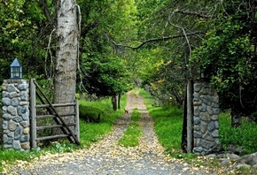 каменные столбики, деревянные ворота, полевая дорога