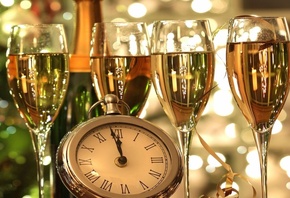 Шампанское, бокалы, часы, полночь