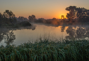 Красивое фото реки, в тумане, ранним утром