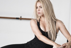 Shakira, Шакира, певица, блондинка, длинные волосы, взгляд, руки, майка, гр ...
