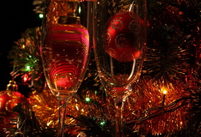 Бакалы с шампанским на фоне, новогодней ёлки в темноте