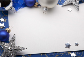 Открытка с новогодней композицией, шарики и звёздочки, синий фон