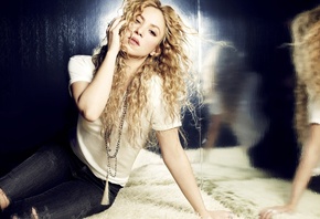 Shakira, Шакира, певица, блондинка, длинные волосы, кудри, джинсы, майка, у ...