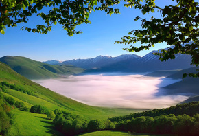 Италия, Апеннинские горы, горный хребет, Монти-Сибиллини, долина, утро, туман, деревья, ветки, листва, весна, Май