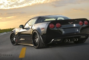 обои Chevrolet, Corvette, Z06, black, 360 three sixty forged, шевроле, корвет, чёрный, задняя часть, асфальт, разметка, закат Chevrolet, Corvette, Z06, black, 360 three sixty forged, шевроле, корвет, чёрный, задняя часть, асфальт, разметка, закат