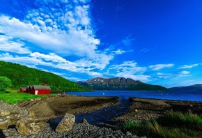 water, sky, houses, grass