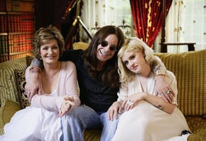 Оззи Осборн, Ozzy Osbourne, британский музыкант, Оззи с женой и дочерью