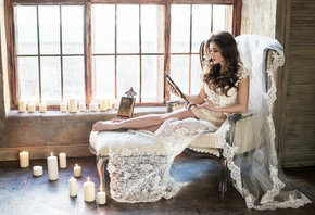 Брюнетка, красивая, в кружевном платье, в кресле, у окна, зажженные свечи