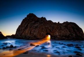 Солнечные лучи, арка в скале, морское побережье